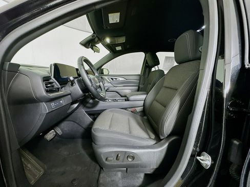 Used 2025 Chevrolet Traverse LT image 13