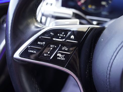 Used 2022 Mercedes-Benz S 500 4MATIC w/ AMG Line Package image 18
