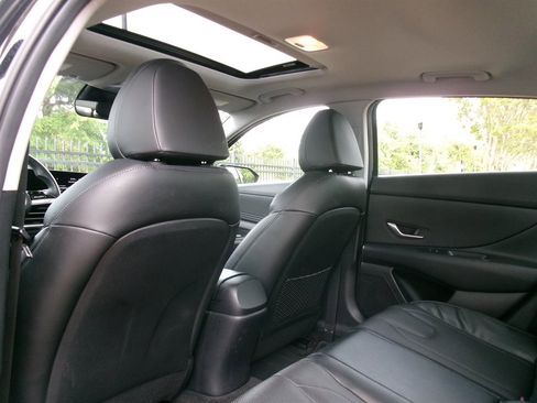 Used 2022 Hyundai Elantra Limited image 39