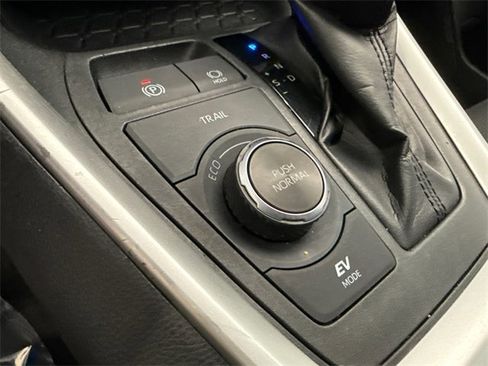 Used 2019 Toyota RAV4 LE image 23