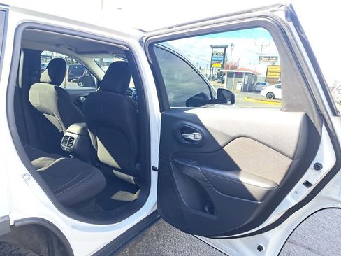 Used 2015 Jeep Cherokee Latitude AWD/4WD image 14