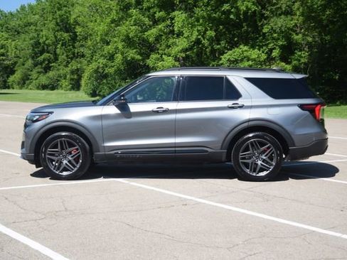 Used 2025 Ford Explorer ST-Line w/ ST-Line Street Pack AWD/4WD image 23