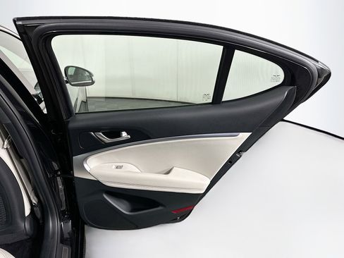 Used 2025 Genesis G70 2.5T image 29