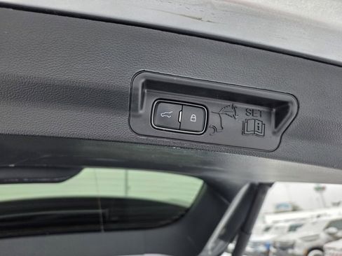 Used 2020 Ford Explorer Platinum w/ Premium Technology Package image 18