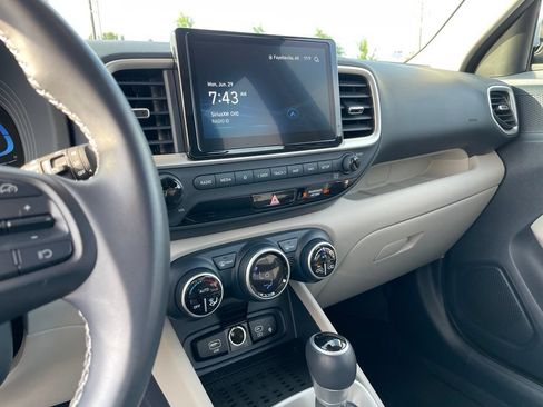 Used 2024 Hyundai Venue Limited FWD image 15