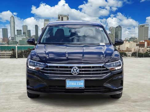 Used 2019 Volkswagen Jetta SE w/ Cold Weather Package FWD image 2