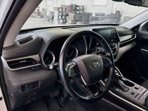 Used 2021 Toyota Highlander XLE AWD/4WD image 8