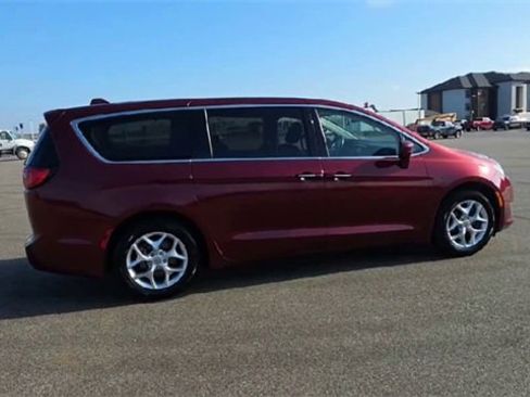 Used 2020 Chrysler Pacifica Touring w/ Tire & Wheel Group image 8