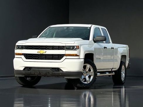 Used 2017 Chevrolet Silverado 1500 Custom w/ Trailering Package image 3