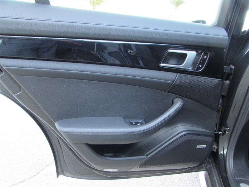 Used 2018 Porsche Panamera image 23
