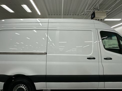 Used 2025 Mercedes-Benz Sprinter 2500 image 9