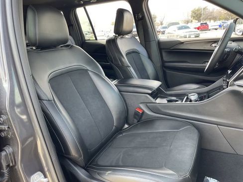 Used 2025 Jeep Grand Cherokee Altitude image 27