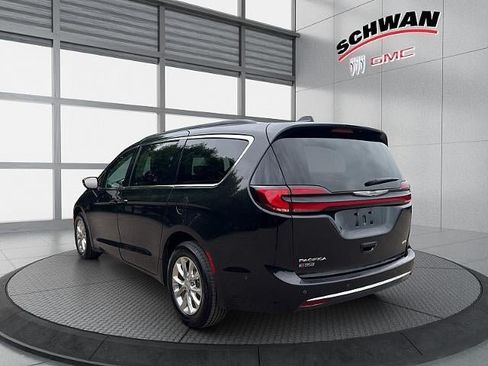 Used 2022 Chrysler Pacifica Touring-L w/ Uconnect Theater Family Group AWD/4WD image 6