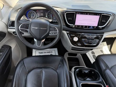 Used 2022 Chrysler Pacifica Touring-L FWD image 10