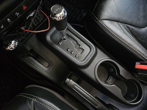 Used 2013 Jeep Wrangler Unlimited Rubicon w/ Connectivity Group AWD/4WD image 19