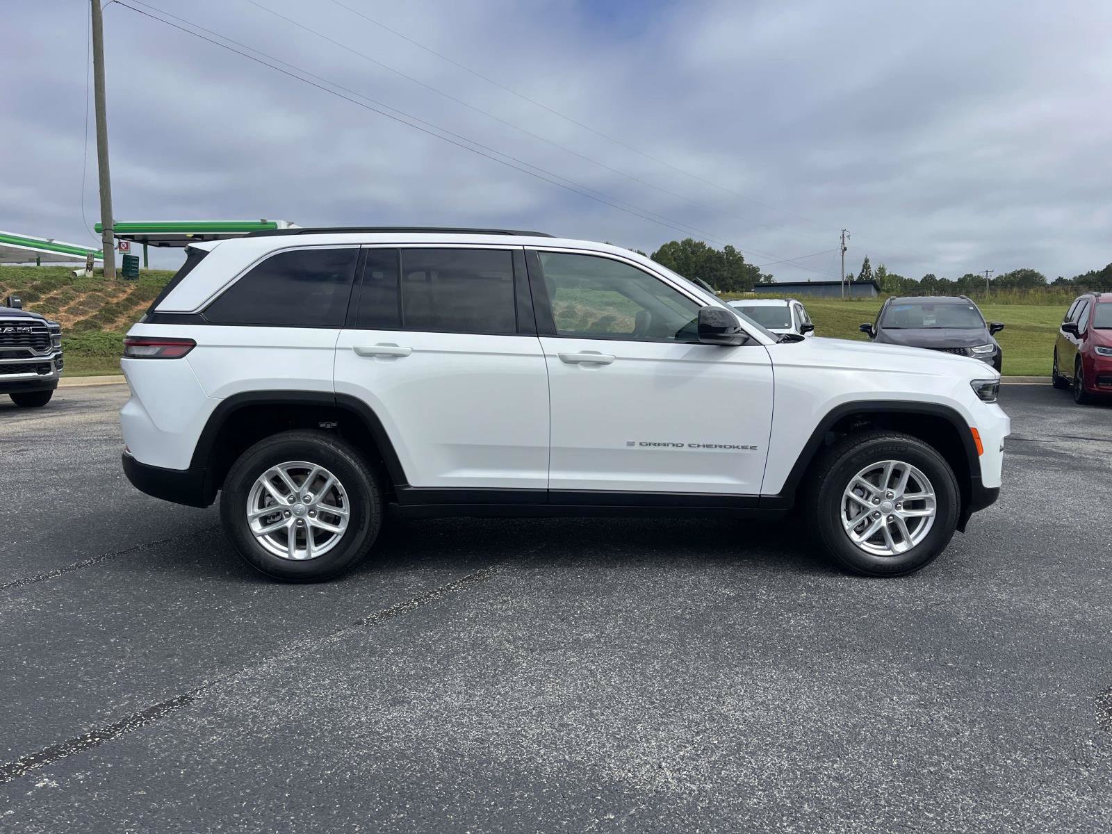 New 2026 Jeep Grand Cherokee Laredo AWD/4WD image 2