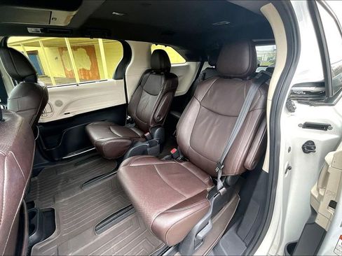 Used 2021 Toyota Sienna Platinum image 19