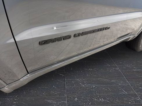 Used 2022 Jeep Grand Cherokee Laredo X image 33