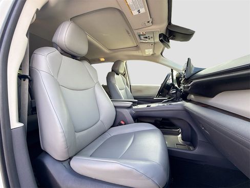 Used 2022 Toyota Sienna XLE image 32