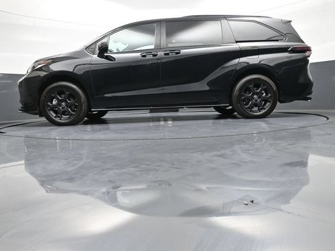 Certified 2026 Toyota Sienna XLE Woodland Edition AWD/4WD image 35