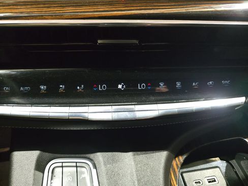 Used 2022 Cadillac Escalade Luxury AWD/4WD image 25