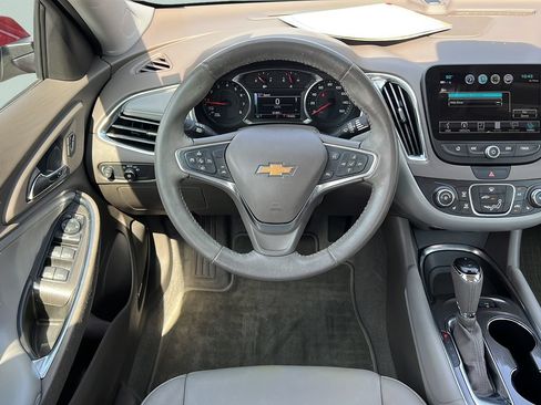 Used 2018 Chevrolet Malibu LT w/ Leather Package FWD image 11