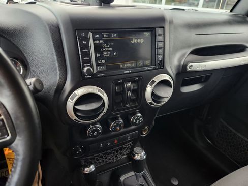 Used 2016 Jeep Wrangler Unlimited Sahara w/ Connectivity Group AWD/4WD image 27