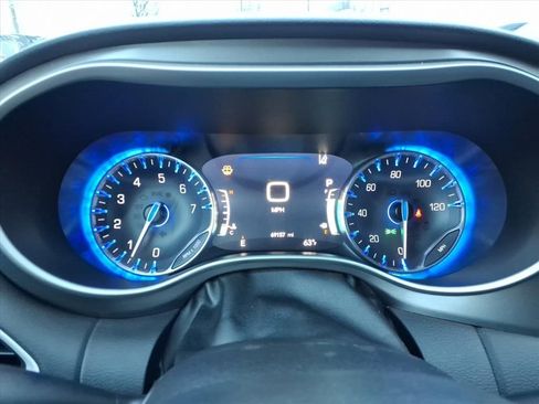 Used 2023 Chrysler Pacifica Touring-L image 23