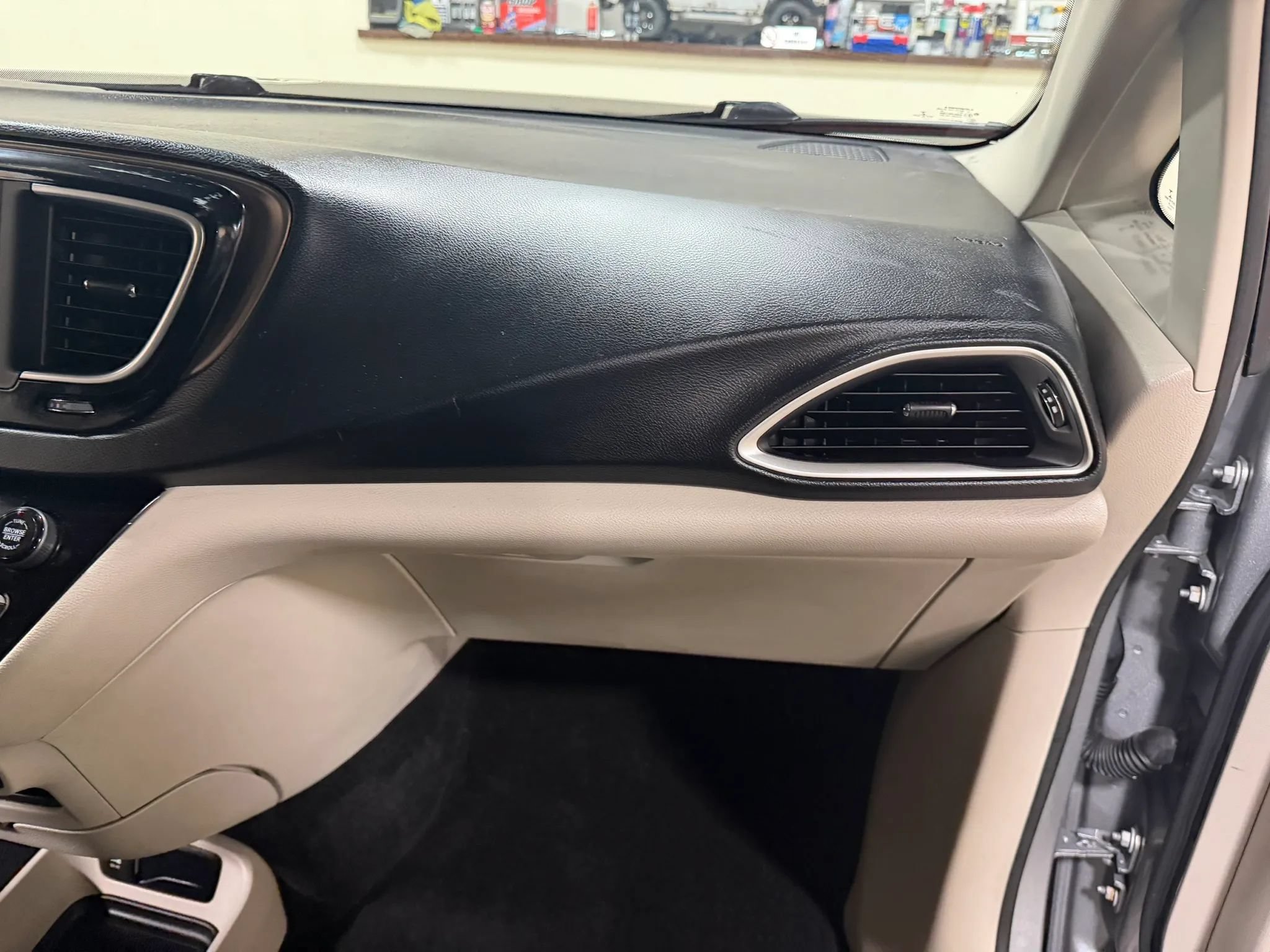 Used 2021 Chrysler Voyager L FWD image 34