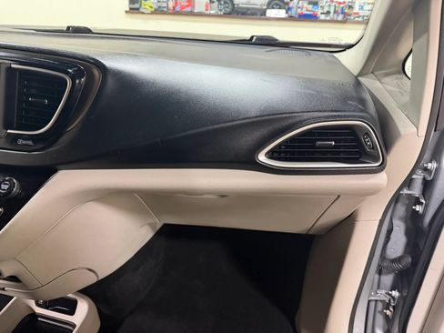 Used 2021 Chrysler Voyager L FWD image 34