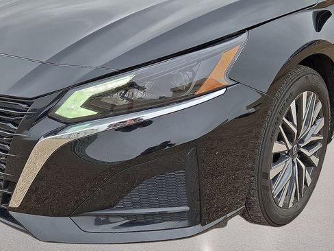 Used 2025 Nissan Altima 2.5 SV FWD image 9