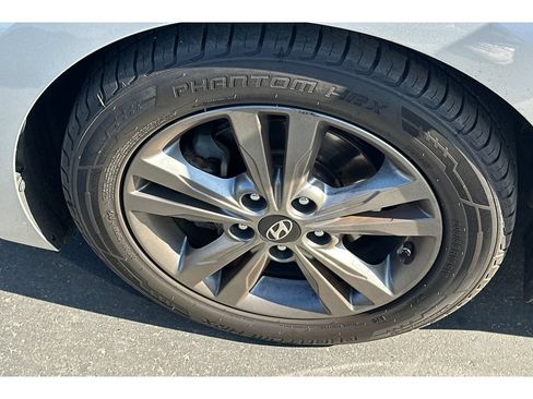 Used 2017 Hyundai Elantra SE w/ SE A/T Tech Package 03 FWD image 4