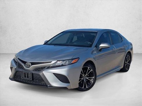 Used 2018 Toyota Camry LE image 1