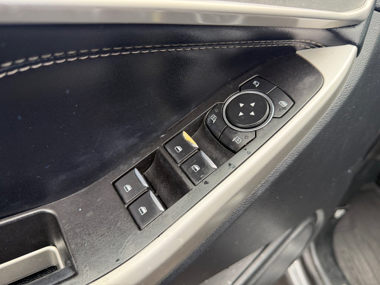Used 2021 Ford Explorer Limited w/ Equipment Group 301A AWD/4WD image 17