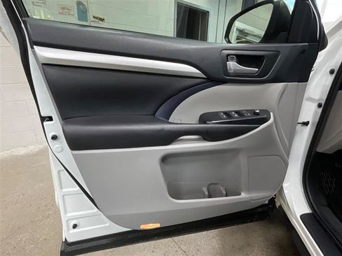 Used 2019 Toyota Highlander XLE FWD image 9