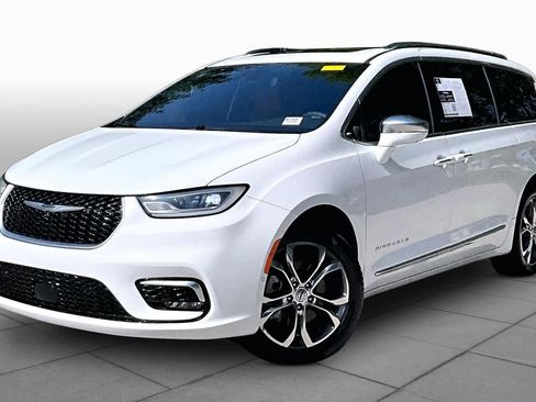 Used 2022 Chrysler Pacifica Pinnacle AWD/4WD image 1