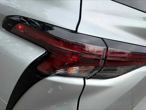 Used 2023 Toyota Sienna XLE FWD image 28