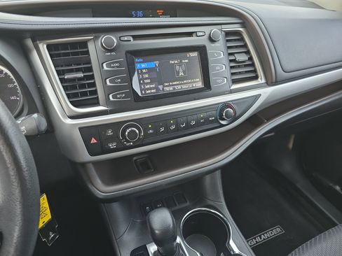 Used 2018 Toyota Highlander LE FWD image 21