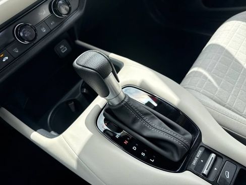 Certified 2025 Honda HR-V LX image 29