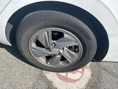 Used 2024 Hyundai Elantra SE image 5