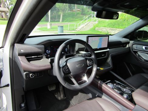 Certified 2025 Ford Explorer Platinum w/ Ultimate Package AWD/4WD image 14