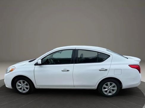 Used 2014 Nissan Versa SV image 2
