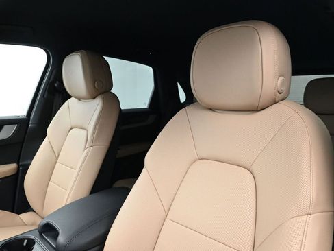 Used 2025 Porsche Cayenne AWD/4WD image 5