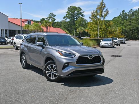 Used 2025 Toyota Highlander XLE AWD/4WD image 6