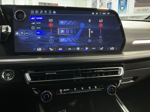 Used 2024 Chevrolet Traverse LT w/ LPO, Floor Liner Package FWD image 21