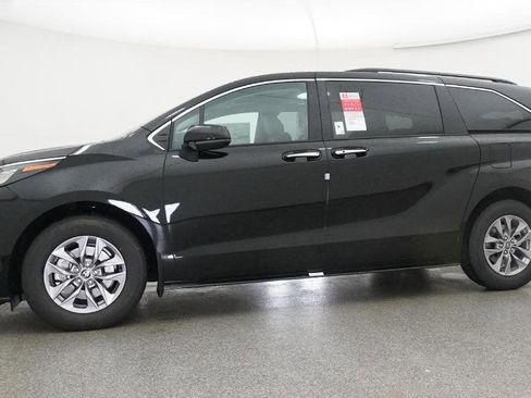 New 2026 Toyota Sienna XLE FWD image 4