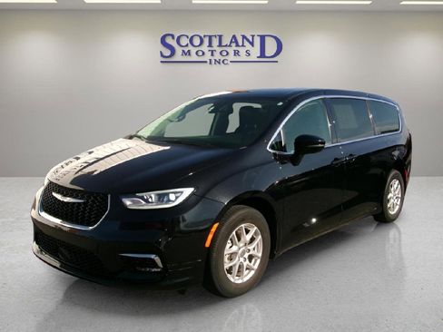 Used 2024 Chrysler Pacifica Touring-L image 2