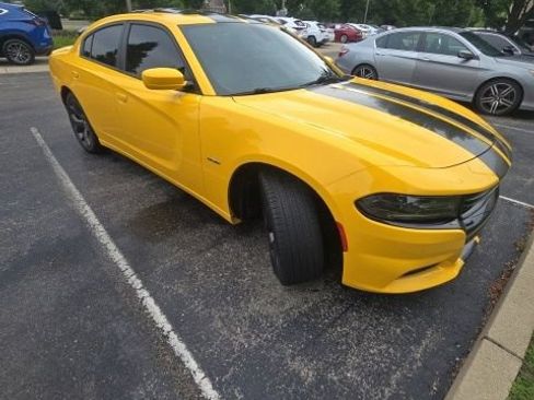 Used 2017 Dodge Charger R/T w/ Plus Group RWD image 2