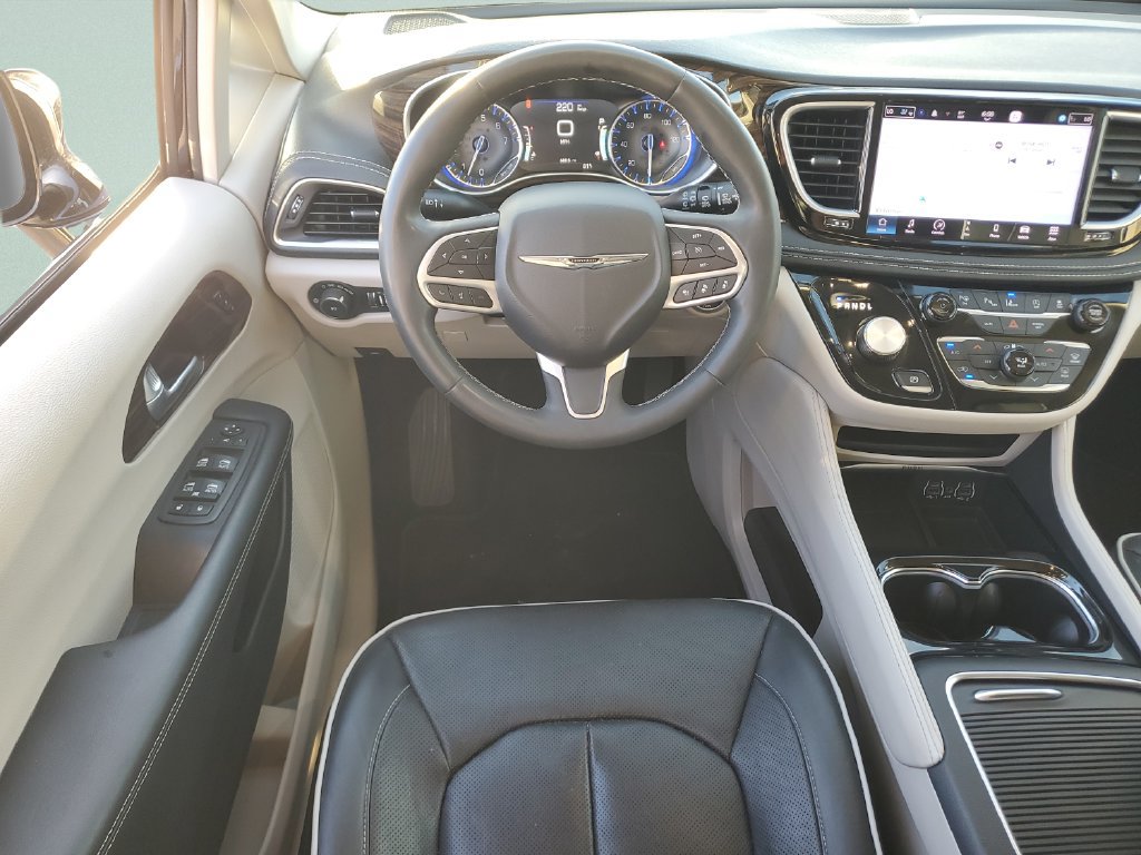 Used 2023 Chrysler Pacifica Limited w/ Trailer Tow Group FWD image 12