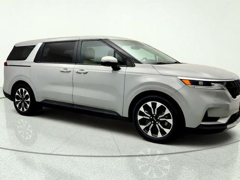 Used 2024 Kia Carnival EX FWD image 3